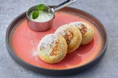 Сырники с мятной сметаной и домашним вареньем