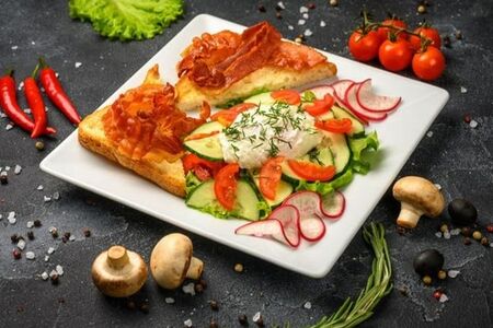 Салат с беконом и яйцом пашот