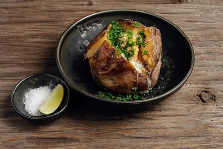 Печеный картофель с маслом шисо