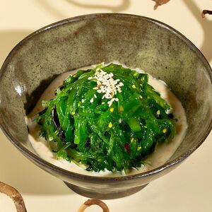 Салат с чукой и ореховым соусом