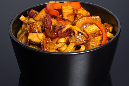 Удон с курицей под соусом терияки