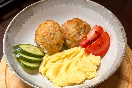 Две тефтели куриные и картофельное пюре