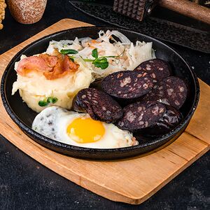 Кровянка с пюре, яйцом и квашенной капустой