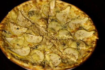 Пицца Груша-Горгонзола