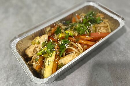 Удон с курицей и овощами