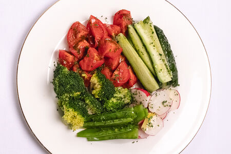 Тарелка свежих овощей