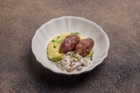 Говяжьи котлеты с картофельным кремом и сливочно-грибным соусом 