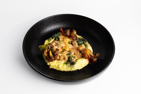 Бефстроганов из говядины с белым луком в томатно-сливочном соусе