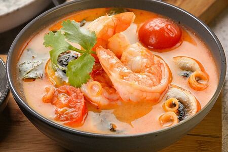 Том ям с морепродуктами