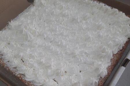 Пирог с вишней и клубникой и со сливками