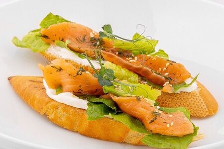 1 Брускетта с лососем, сметаной, зеленым маслом и листьями салат