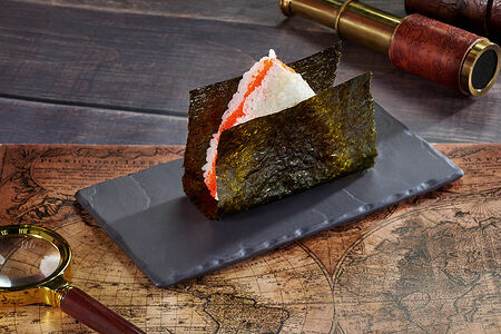 Онигири с крабом