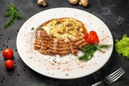 Вырезка свиная с грибным соусом на картофельной подушке
