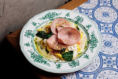 Скрэмбл с ветчиной и страчателлой