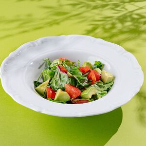 Салат с авокадо и томатами