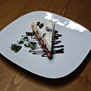 Торт брусничный с белым шоколадом