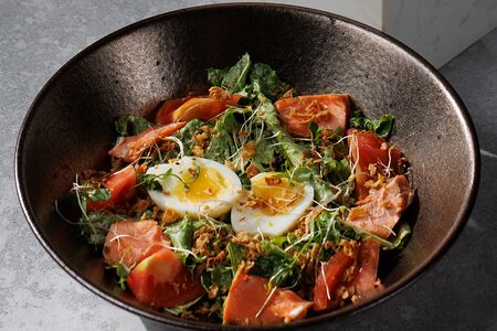 Салат с копченым лососем и яйцом пашот