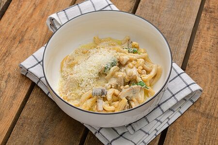 Паста с курицей, грибами и кедровым орехом