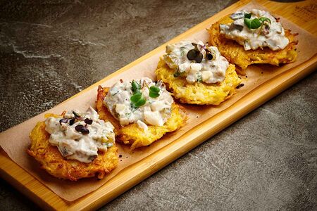 Драники с тартаром из копченой скумбрии, соленого огурца и куриного яйца