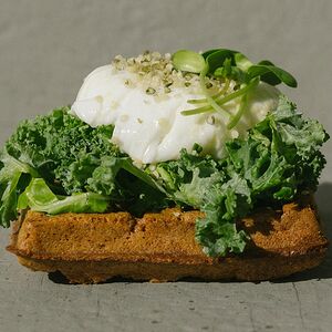 Вафли безглютеновые с зеленью, яйцом Пашот и ядрами конопли