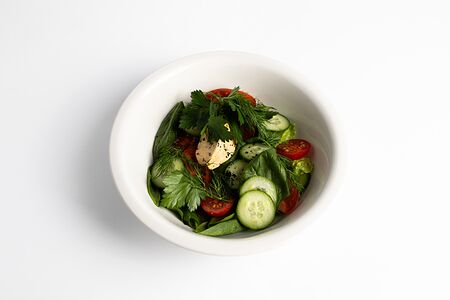 Домашний овощной салат с кремом из греческого сыра и печеных овощей