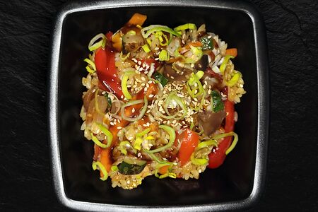 Вок с рисом, грибами и овощами