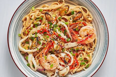 Вок с морепродуктами в кокосово-устричном соусе