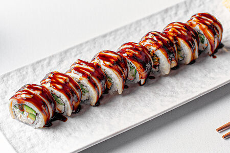 Ролл с обожженным лососем