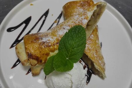 Штрудель с яблоком и корицей