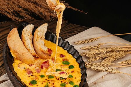 Тафа - запеченный сыр с баварскими колбасками 