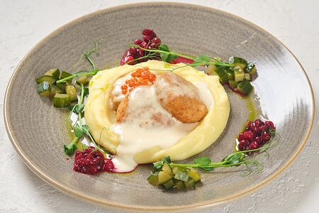 Котлеты из судака и щуки с картофельным муссом и слабосоленым огурцом