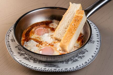 Шакшука с томатами и страчателлой