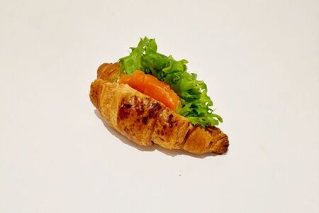 Круассан с лососем