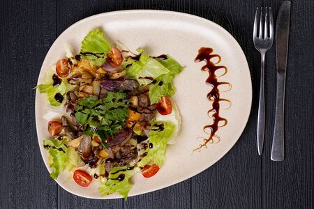 Стейк-салат с говядиной с перечным соусом