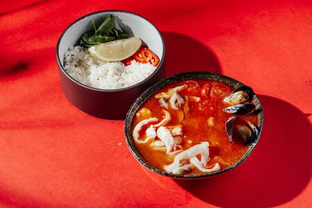 Том ям с морепродуктами