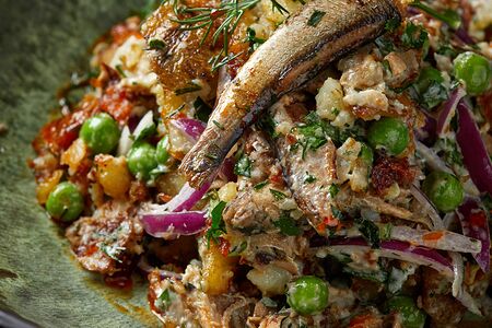 Салат со шпротами и рваным картофелем 