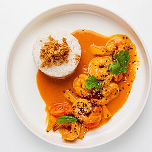 Красный карри с ананасом и креветками