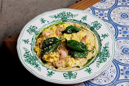 Скрэмбл с креветками и соусом порей