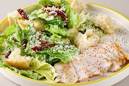 Салат Цезарь с куриной грудкой