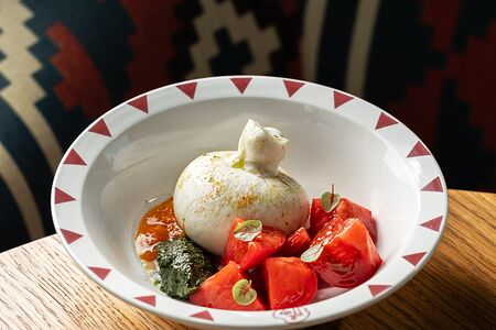 Буррата с томатами