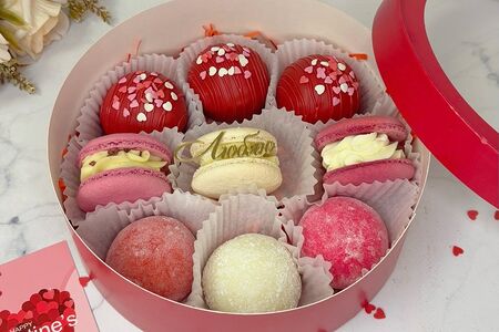 Пирожные ассорти в красивой коробочке Любовь 14 февраля