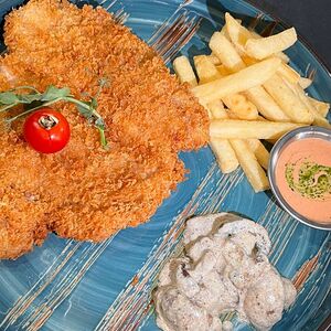 Шницель из свинины с картофелем фри