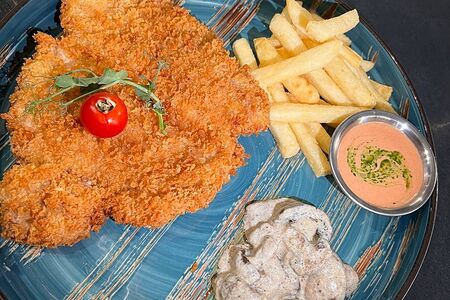 Шницель из свинины с картофелем фри