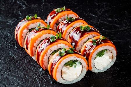 Запеченный ролл Гурмэ с лососем и угрём