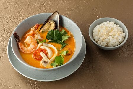 Том ям с морепродуктами