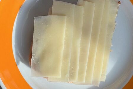 Бутерброд к каше с выдержанным сыром