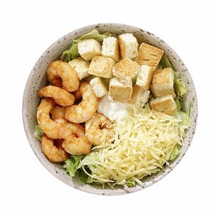 Салат Цезарь с креветкой.