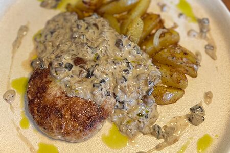 Бифштекс из индейки с картофелем и грибным соусом 