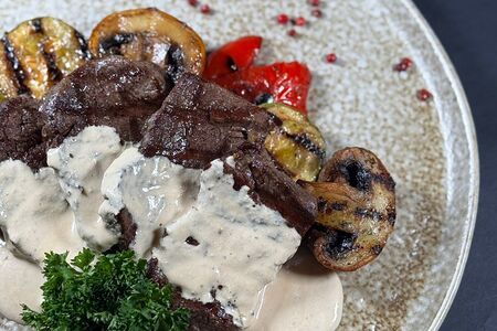 Медальоны из говяжьей вырезки с овощами гриль