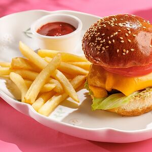 Мини-бургер с мясной котлетой и картофелем фри